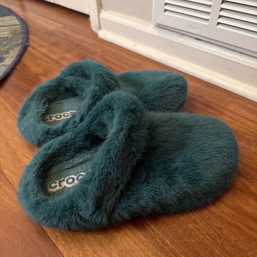Crocs Classic Cozy Luxe Slippers Men 10/Women 12 Shoes Hosta Turquoise Teal